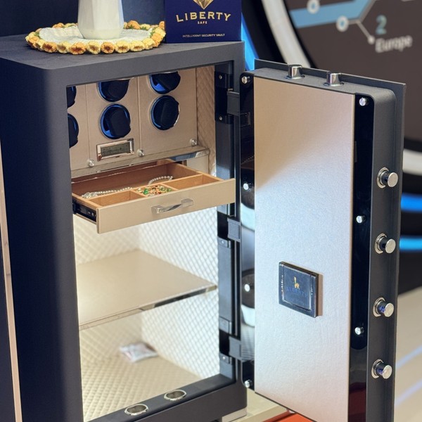 Két sắt đồng hồ Liberty LB1000 Pro 6 Watch Winder bên trong