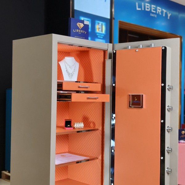 Két sắt đồng hồ Liberty LB1500-S10-PRO bên trong