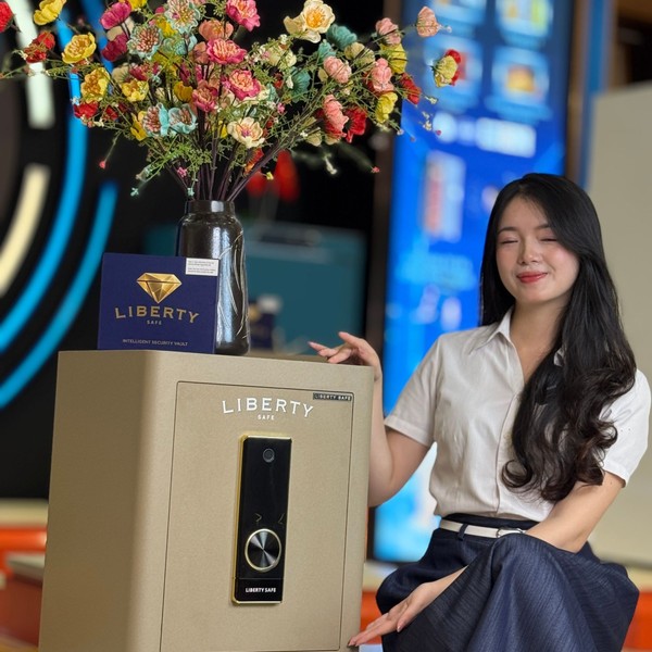 Két sắt đồng hồ Liberty LB50 Pro 4 Watch Winder mặt bên